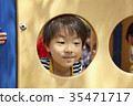 孩子們在公園裡玩 35471717