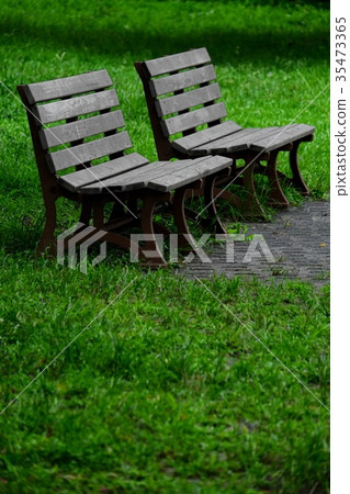 公園的長椅上 35473365