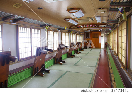 在客廳的火車裡面 在客廳的火車裡面 35473462