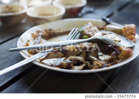 The food left in the plate 35473774