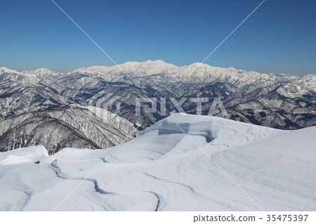 [Ono City, Fukui Prefecture, February] Mt. Arashiyama - View from the summit of Mt. Arashiyama - Mt. Hakusan over the Shukabra mountain range (top center: Mt. Hakusan, Mt. Betsuyama) 35475397