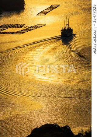 Kujukushima島觀光船和金色的夕陽 35477029