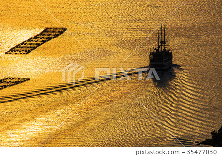 Kujukushima島觀光船和金色的夕陽 35477030