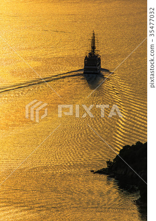 Kujukushima島觀光船和金色的夕陽 35477032