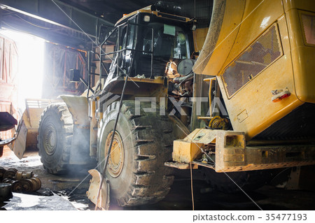 Heavy wheel loader being repaired 35477193