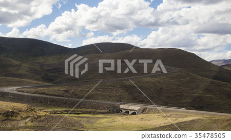 蜿蜒的山路 35478505