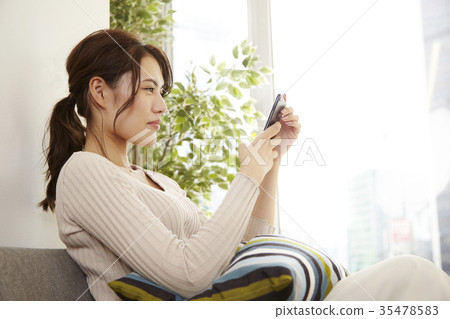 Young woman, everyday scene, sumafo Young woman, everyday scene, sumafo 35478583