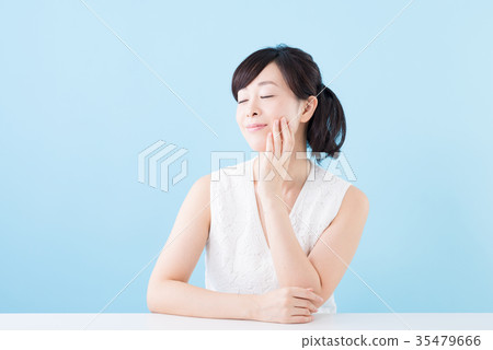 Middle female, beauty image 35479666