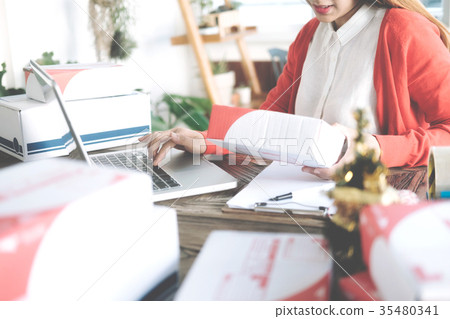 Online business seller owner.Online shopping. 35480341