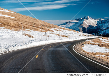 Highway in alpine tundra Highway in alpine tundra 35480463