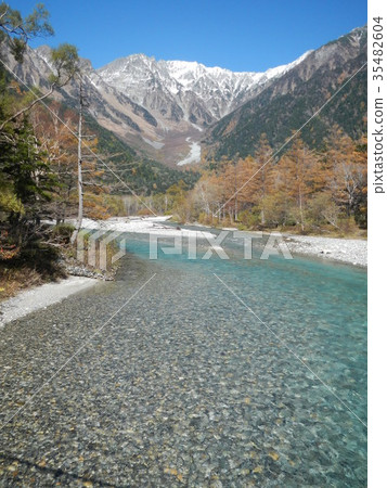 從秋天的晴朗天氣在高地上看Kappabashi的Hotaka山脈 35482604