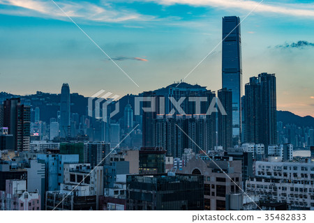 暮色天空都市風景視圖與摩天大樓的在香港 35482833