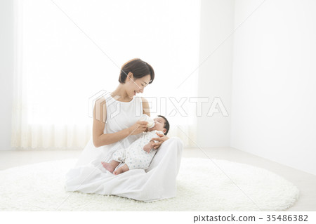 一個輕輕抱著嬰兒的女人 35486382