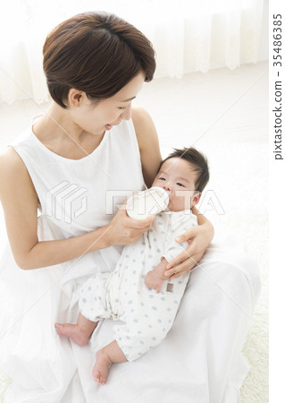 一個輕輕抱著嬰兒的女人 一個輕輕抱著嬰兒的女人 35486385
