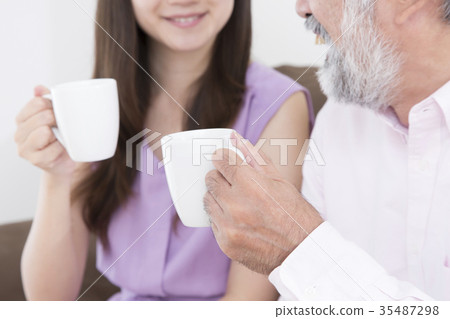 爺爺玩茶與孫子身體部位零件削減不露面 爺爺玩茶與孫子身體部位零件削減不露面 35487298