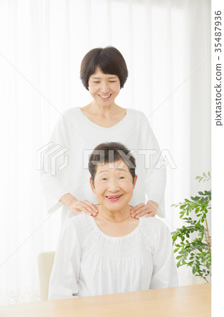 兩個女人肩部按摩 35487936