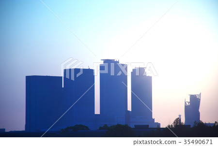 名古屋站建築群和日出（2017年10月） 35490671