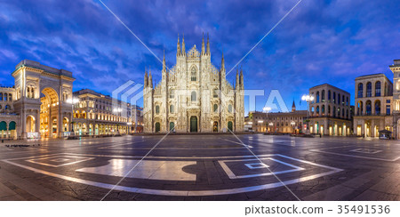 Panorama of night Piazza del Duomo in Milan, Italy Panorama of night Piazza del Duomo in Milan, Italy 35491536