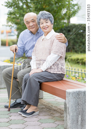 資深夫婦Oshidori夫婦在城市走 資深夫婦Oshidori夫婦在城市走 35493583