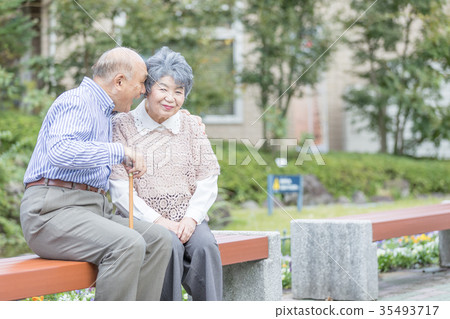 Senior couple Oshidori couple walk in the city Senior couple Oshidori couple walk in the city 35493717