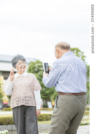 Senior couple Oshidori couple Smartphone Senior couple Oshidori couple Smartphone 35494008