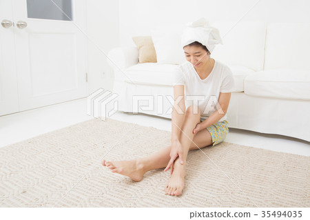 腳部護理的女人 35494035