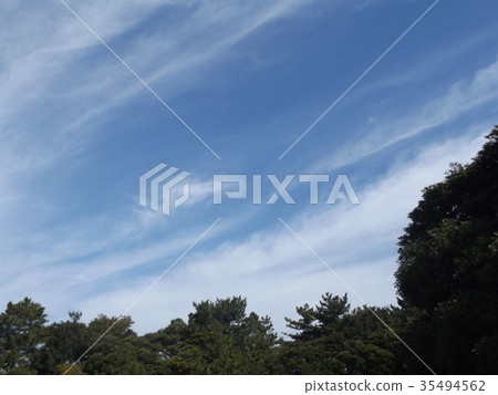 藍天和白色雲彩在秋天Yatsu潮汐公園 35494562