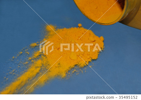 Yellow turmeric seasoning scattered Yellow turmeric seasoning scattered 35495152