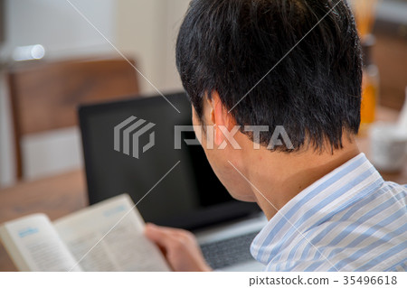 中年男子讀中年男子中年男子短髮男子隨便隨便男子 35496618