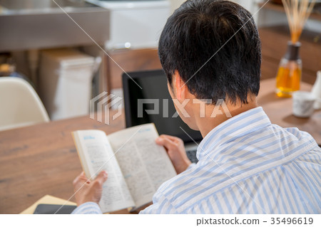 中年男子讀中年男子中年男子短髮男子隨便隨便男子 中年男子讀中年男子中年男子短髮男子隨便隨便男子 35496619