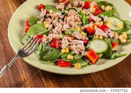 Fresh spinach salad with tuna Fresh spinach salad with tuna 35497782