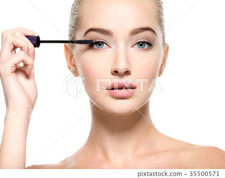 Girl makes makeup. Woman apply mascara on eyelashes Girl makes makeup. Woman apply mascara on eyelashes 35500571