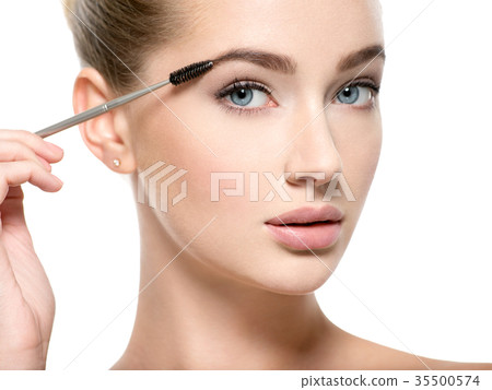 Girl makes makeup. Woman apply mascara on eyelashes 35500574