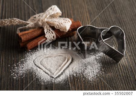 Baking utensils, metal heart molds Baking utensils, metal heart molds 35502007