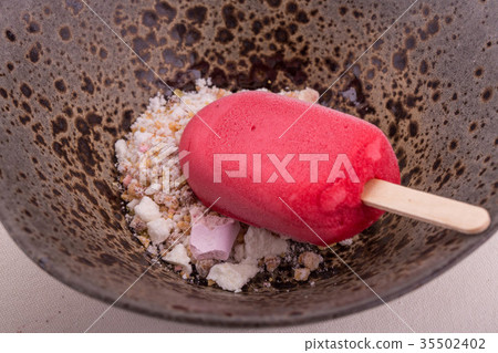 Ice cream crimson with Tarhun, is served with ship Ice cream crimson with Tarhun, is served with ship 35502402