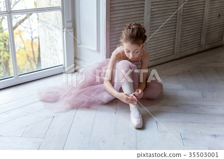 Ballerina puts pointe shoes Ballerina puts pointe shoes 35503001