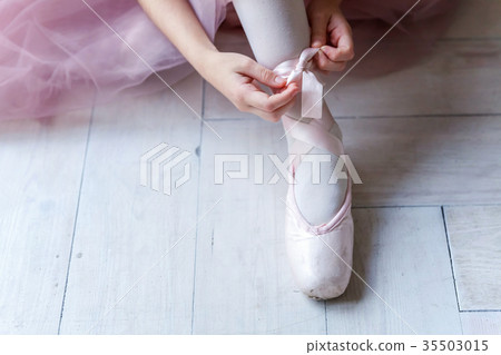 Ballerina puts pointe shoes Ballerina puts pointe shoes 35503015