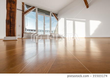 empty room with wooden floor and terrace window - empty room with wooden floor and terrace window - 35503174