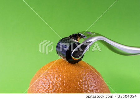 Dermaroller for medical micro needling therapy. 35504054