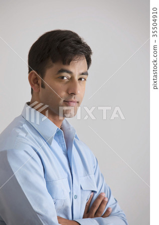 Portrait of young businessman 35504910
