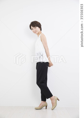 Middle-aged female 35508303