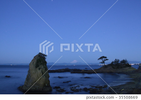 黎明前的立石海灘和富士山 黎明前的立石海灘和富士山 35508669