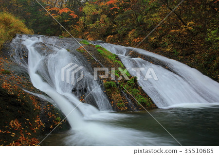 Kamabuchi waterfall of autumnal leaves 35510685