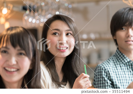 男女參加聚會 男女參加聚會 35511494