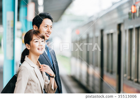 Train Transfer Business Men and Women Photography Cooperation-Keio Electric Railway Co., Ltd. 35513006