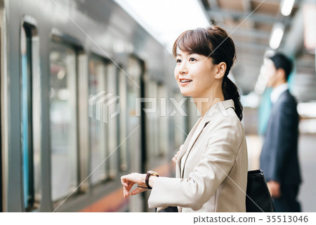 Train move business woman photography cooperation · Keio Electric Railway Co., Ltd. Train move business woman photography cooperation · Keio Electric Railway Co., Ltd. 35513046