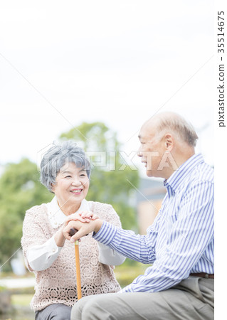 Senior couple Oshidori couple walk in the city 35514675