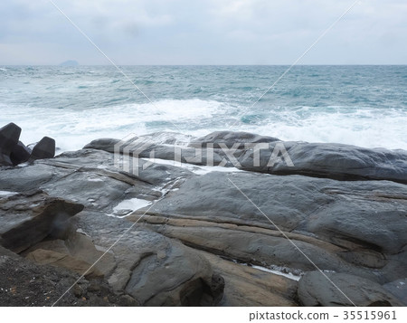 大浪的海邊 大浪的海邊 35515961