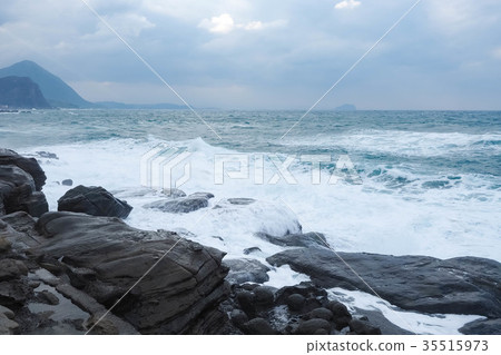 Big waves by the sea 35515973