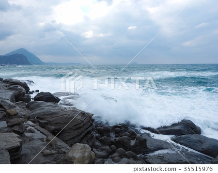 大浪的海邊 大浪的海邊 35515976